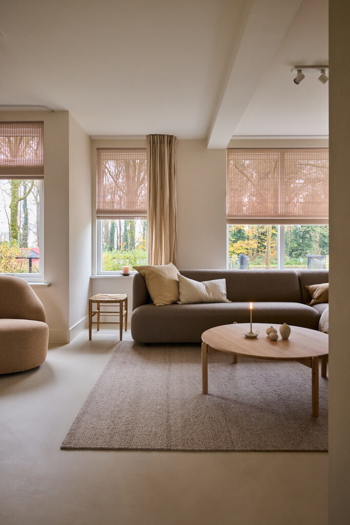 Lichte woonkamer in Japandi stijl met lichte gietvloer