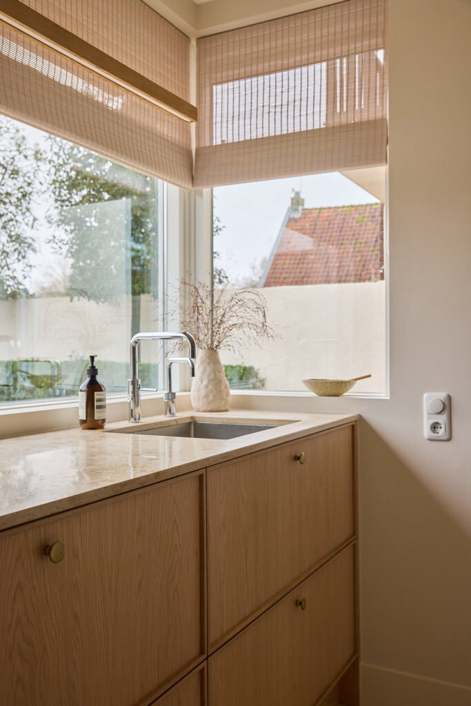 Keuken met natuurstenen blad en eikenhouten fronten