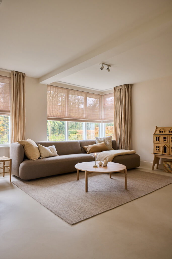 woonkamer inspiratie, grote bank met vloerkleed