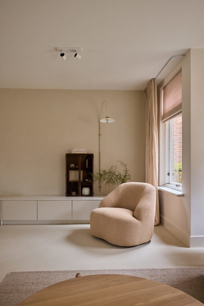 Woonkamer met fauteuil aan het raam