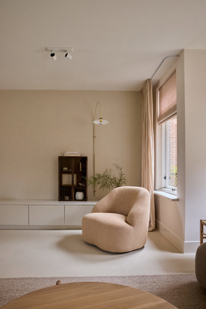 Woonkamer met fauteuil aan het raam