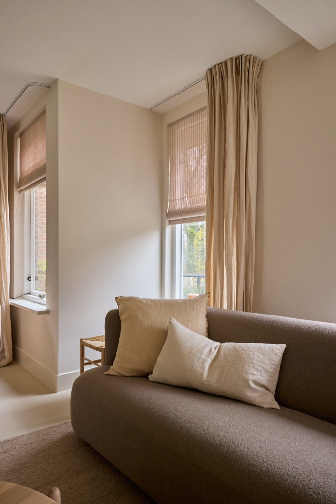 Woonkamer met bank en kussens