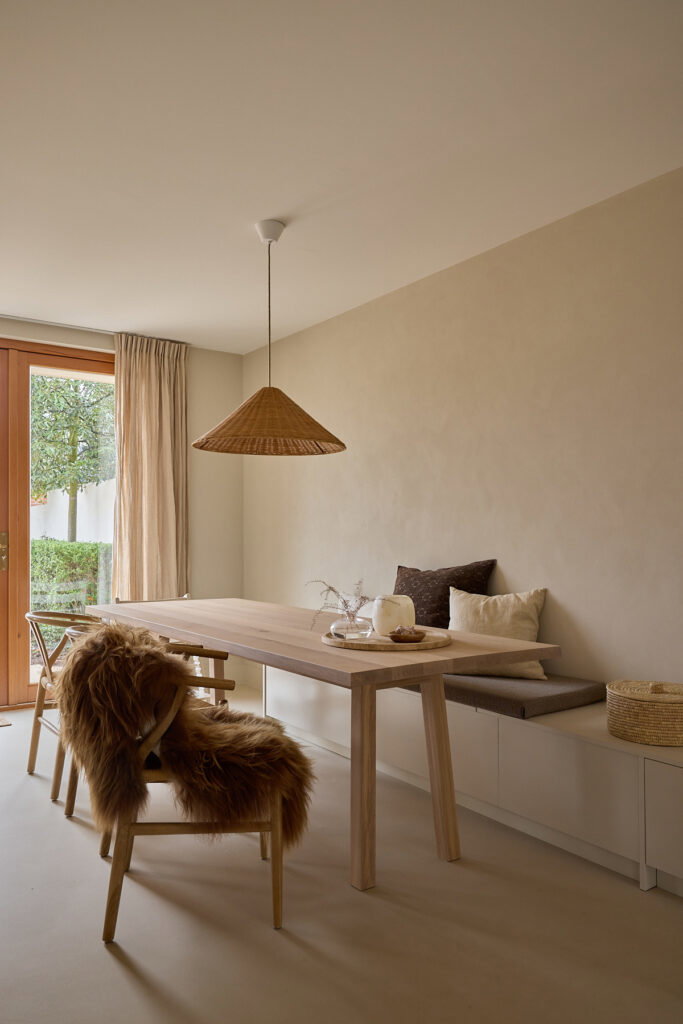 Eettafel met eetbank in Japandi stijl