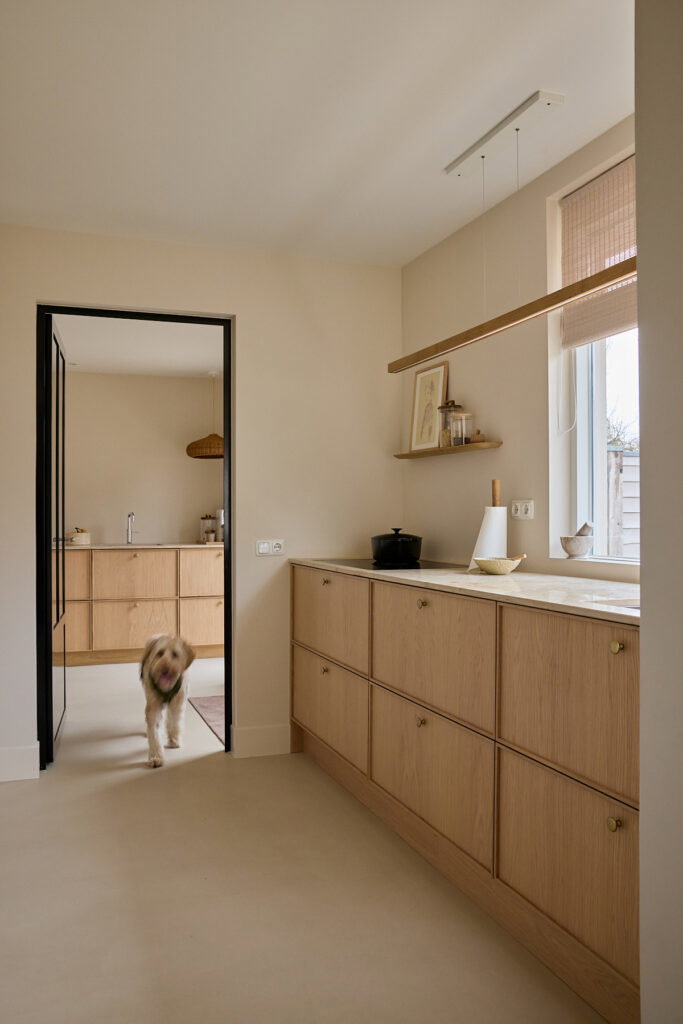 Scandinavisch Japandi keuken met eikenhouten fronten