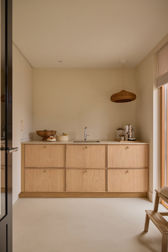 Scandinavisch Japandi bijkeuken met eikenhouten fronten