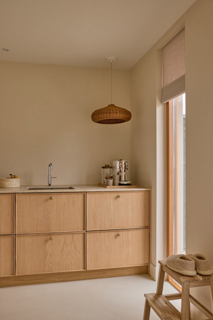 Koffiehoek in de keuken met veel licht en beige tinten