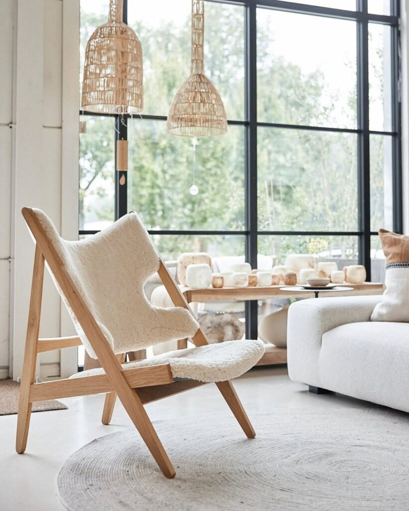 fauteuil bij het raam in een grote ruimte