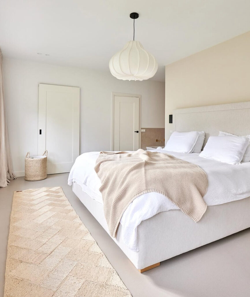 lichte slaapkamer met wit beddengoed