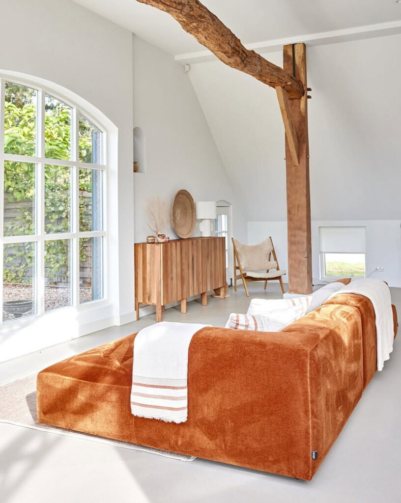 boerderij woonkamer, houten balken en grote gekleurde hoekbank