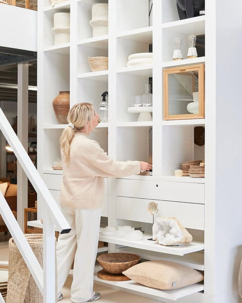 grote kastenwand met woonaccessoires