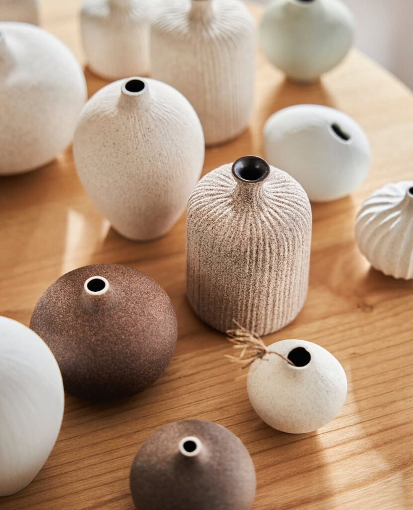 vaasjes stylen op salontafel