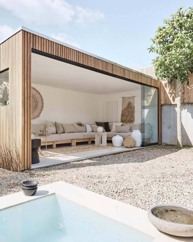 grote tuinkamer met glazen pui en houten constructie
