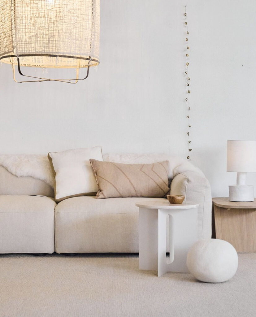 grote lichte zitbank in lichte woonkamer