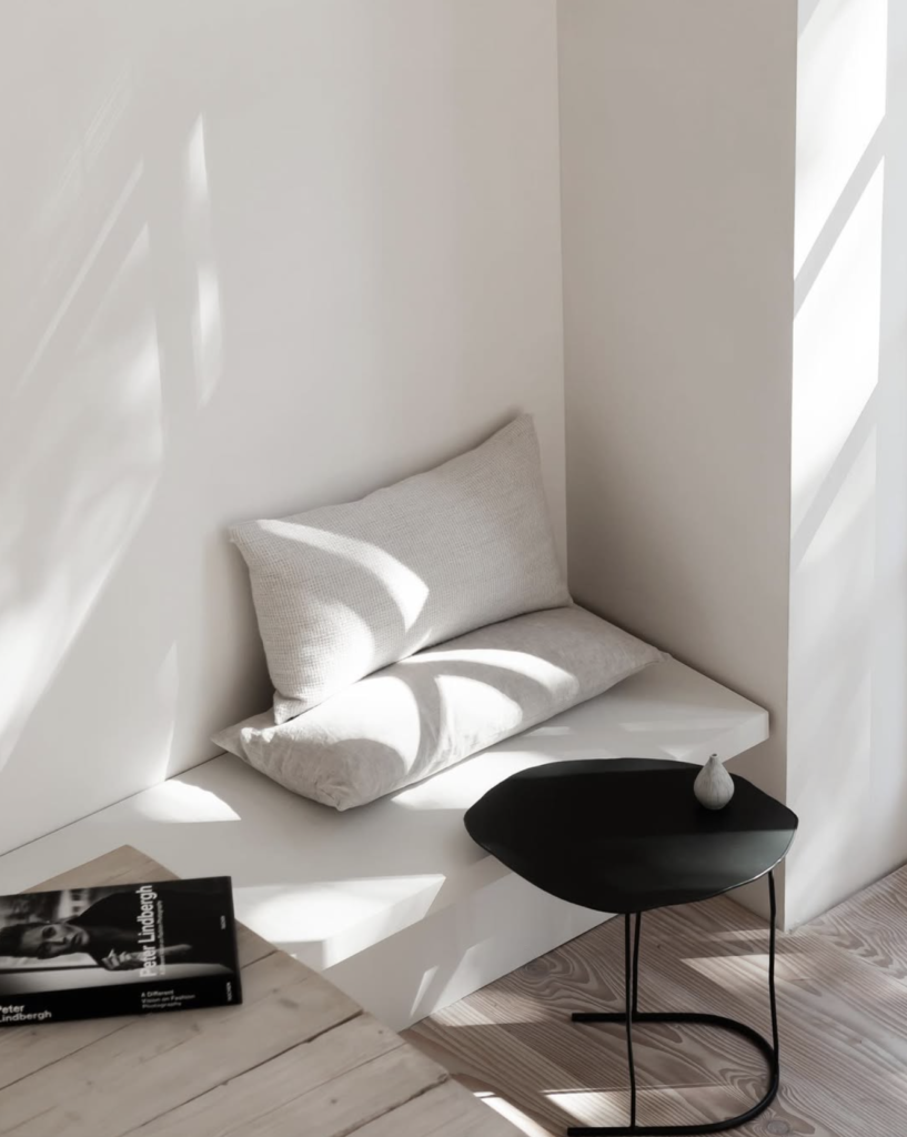 zwarte bijzettafel bij eettafel