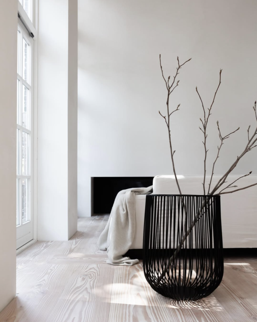 grote vaas metaal in woonkamer