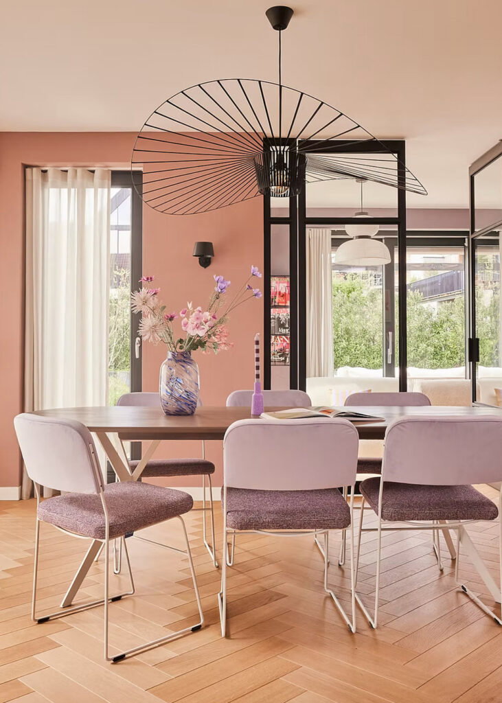 eetkamertafel inspiratie ovale tafel met licht paars / roze stoelen