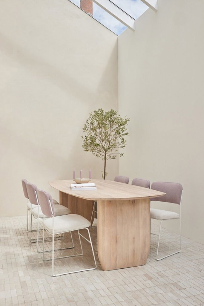 eiken eettafel met roze stoelen in beige interieur