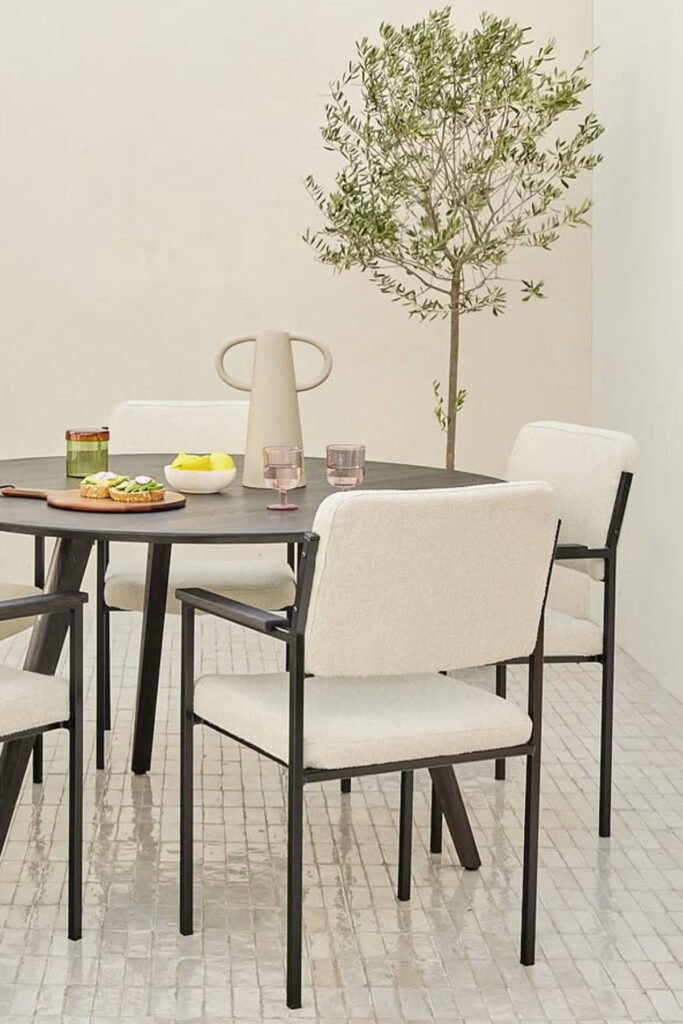 zwarte ronde eetkamertafel in lichte ruimte