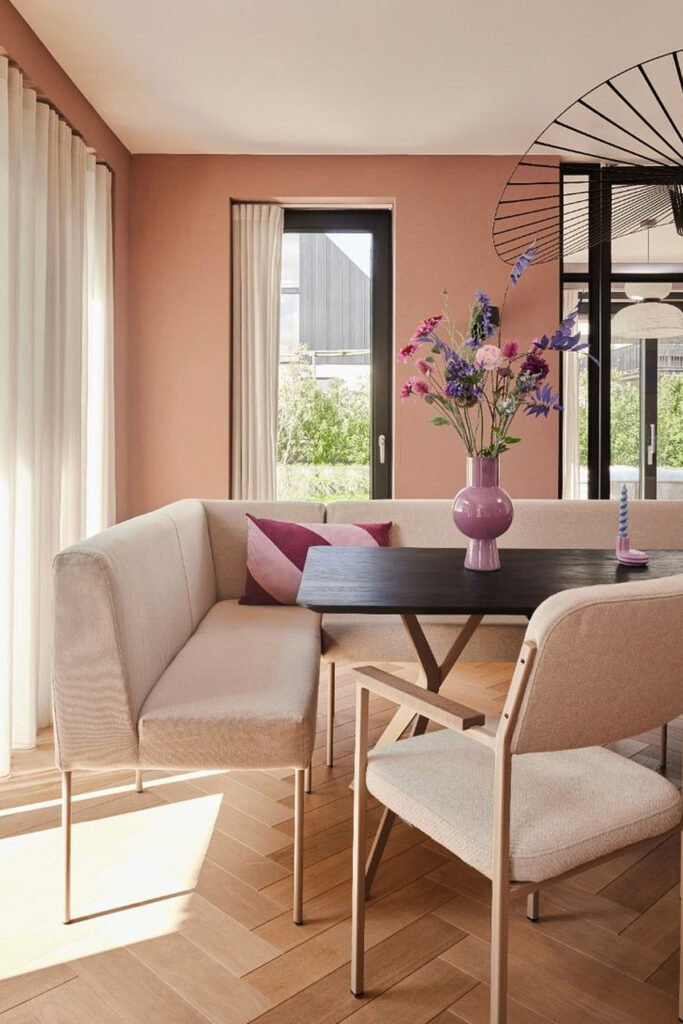 grote eetkamerbank aan eettafel