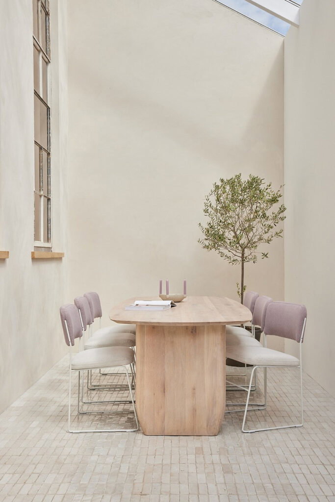 eiken eetkamertafel met zacht roze / beige eetkamerstoelen