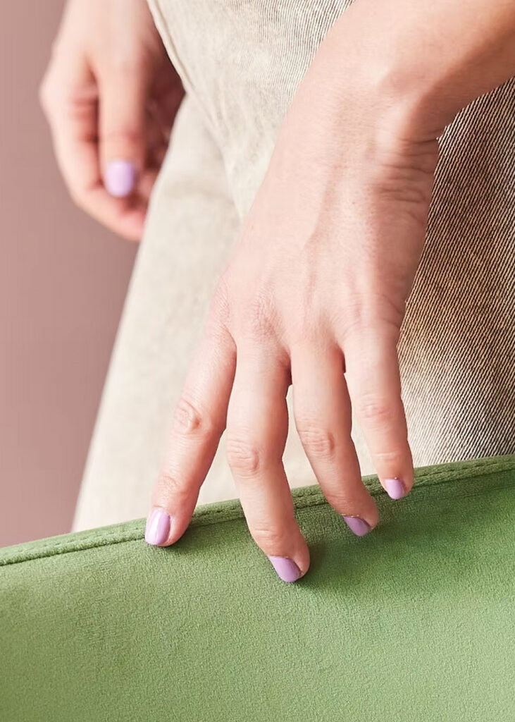 detail van groene interieurstof met hand