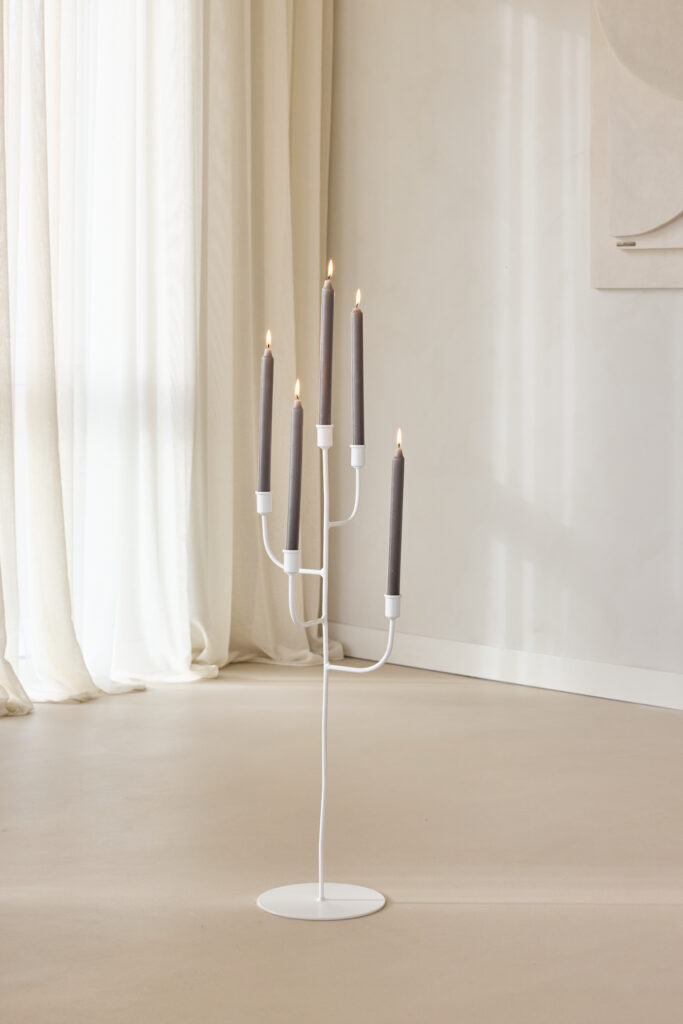 wiitte kwilleminhuis kandelaar op de vloer met kaarsen