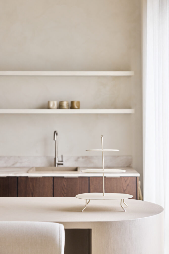 houten keuken met etagere