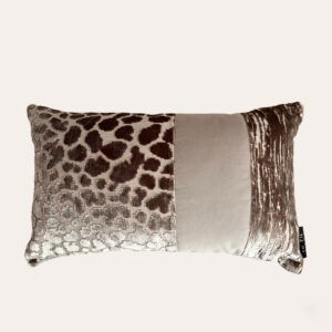 Sierkussen Esmay zandkleur – Luxe velours kussen met print