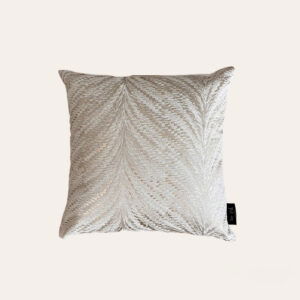 Sierkussen Maartje Crème – Luxe met Goudkleurig Patroon