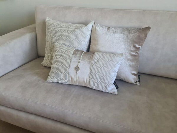 Sierkussen Camille – velours crème met zandkleurig motief - Afbeelding 2