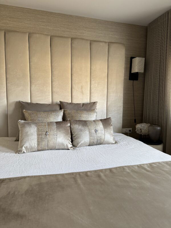 Sierkussen set Liora beige/goud – luxe met pailletten en edelsteen - Afbeelding 2