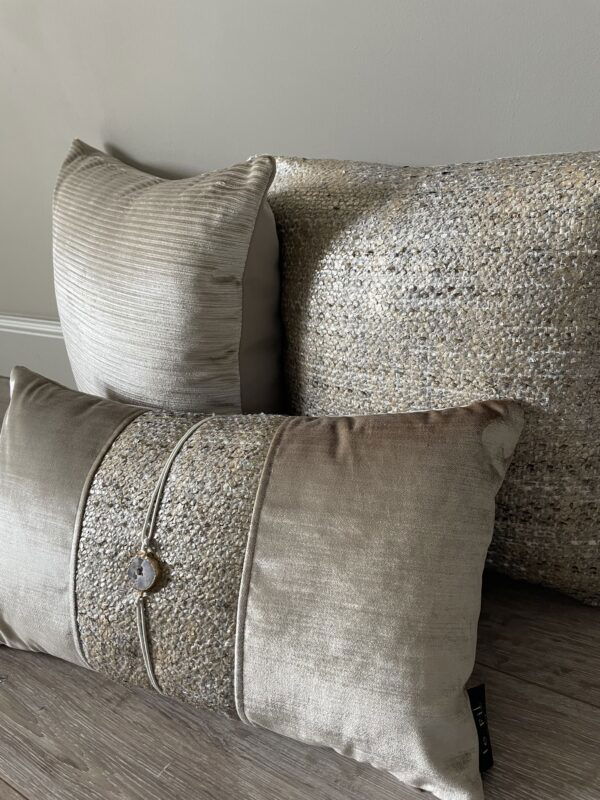 Sierkussen set Liora beige/goud – luxe met pailletten en edelsteen - Afbeelding 3