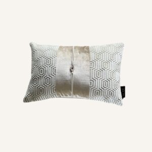 Sierkussen Camille – velours crème met zandkleurig motief